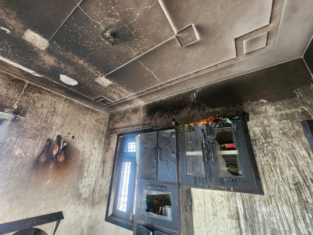 Fire broke out from cylinder, kitchen items burnt to ashes, loss of Rs 5 lakh